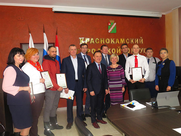 Благодарственное письмо из рук главы Краснокамского городского округа.