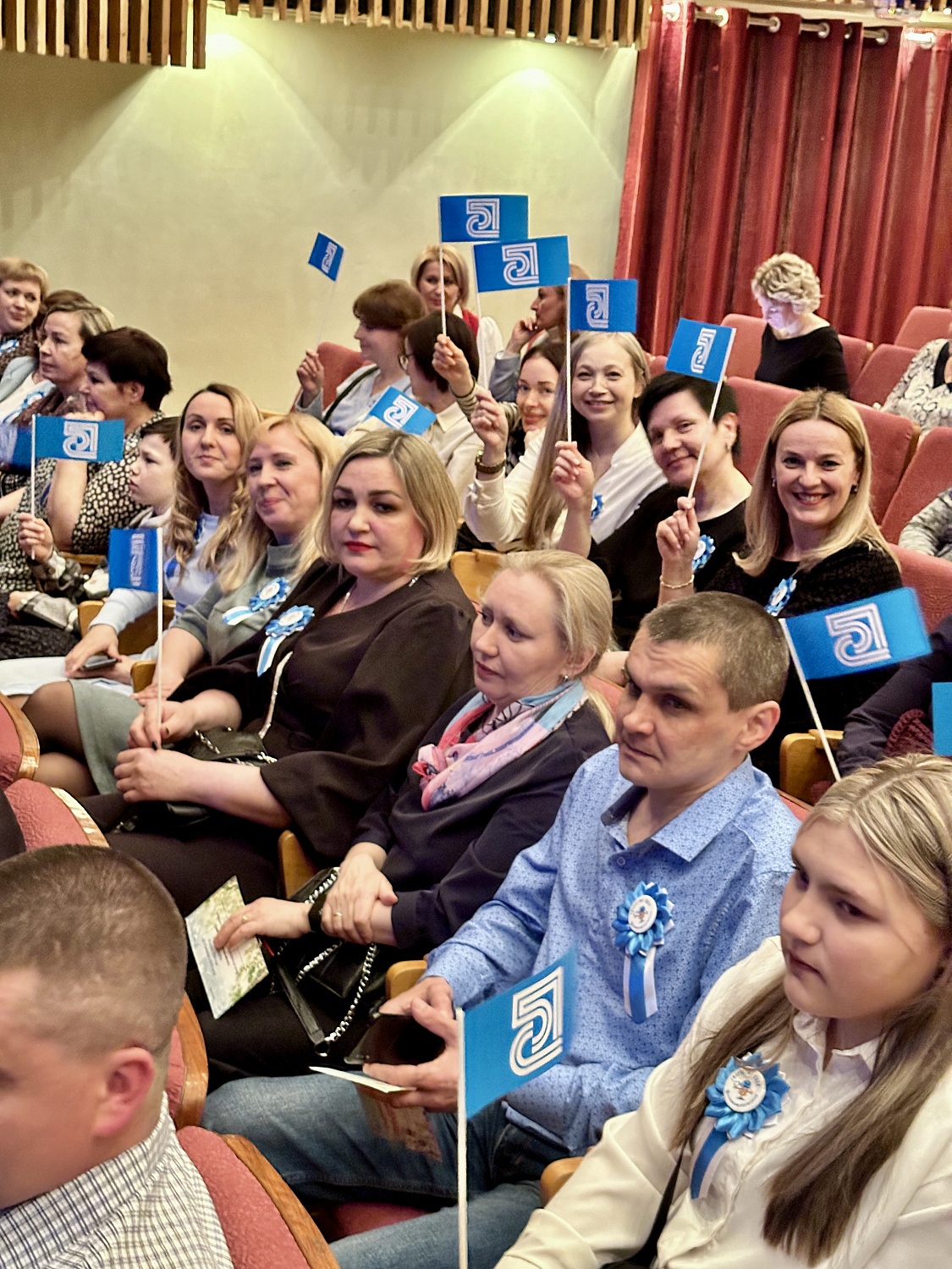Мы вместе дружно прославляем людей великого труда!
